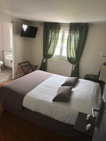 Logis De La Tour Hotel