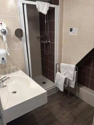 Logis De La Tour Hotel