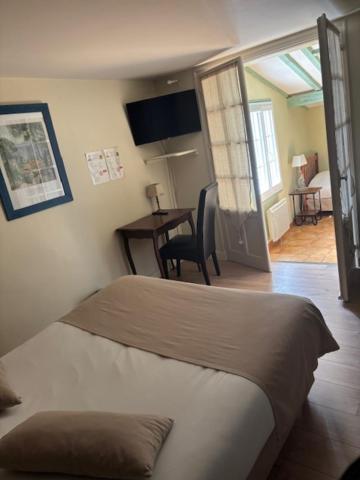 Hotel Logis De La Tour 2*