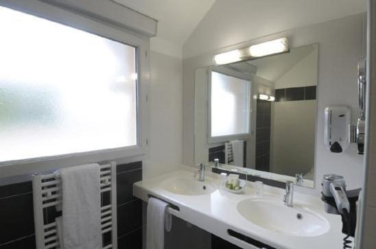 Logis De La Tour Hotel
