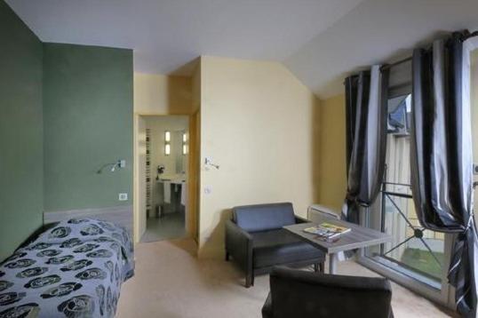 Logis De La Tour Hotel 2*