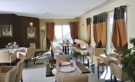 Logis De La Tour Hotel