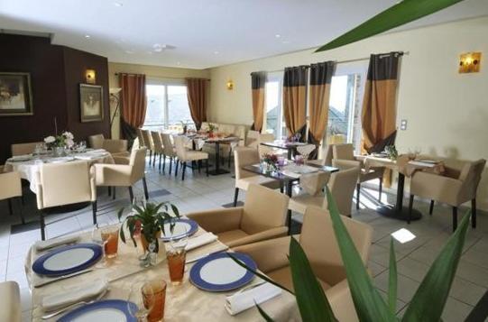 Hotel Logis De La Tour 2*