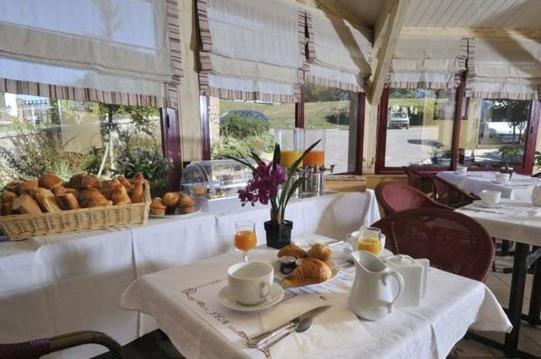 Logis De La Tour Hotel 2*
