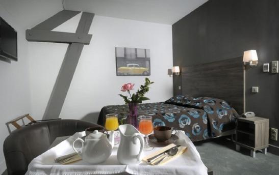 Hotel Logis De La Tour 2*