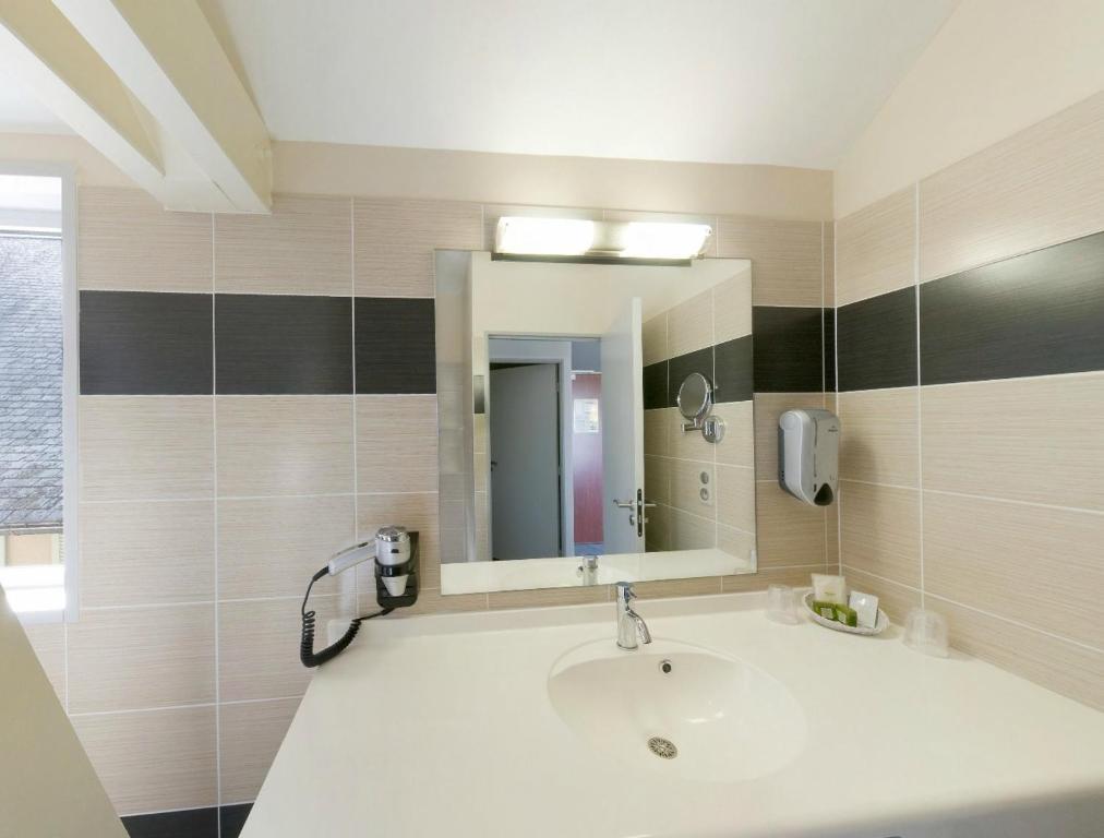 Logis De La Tour Hotel