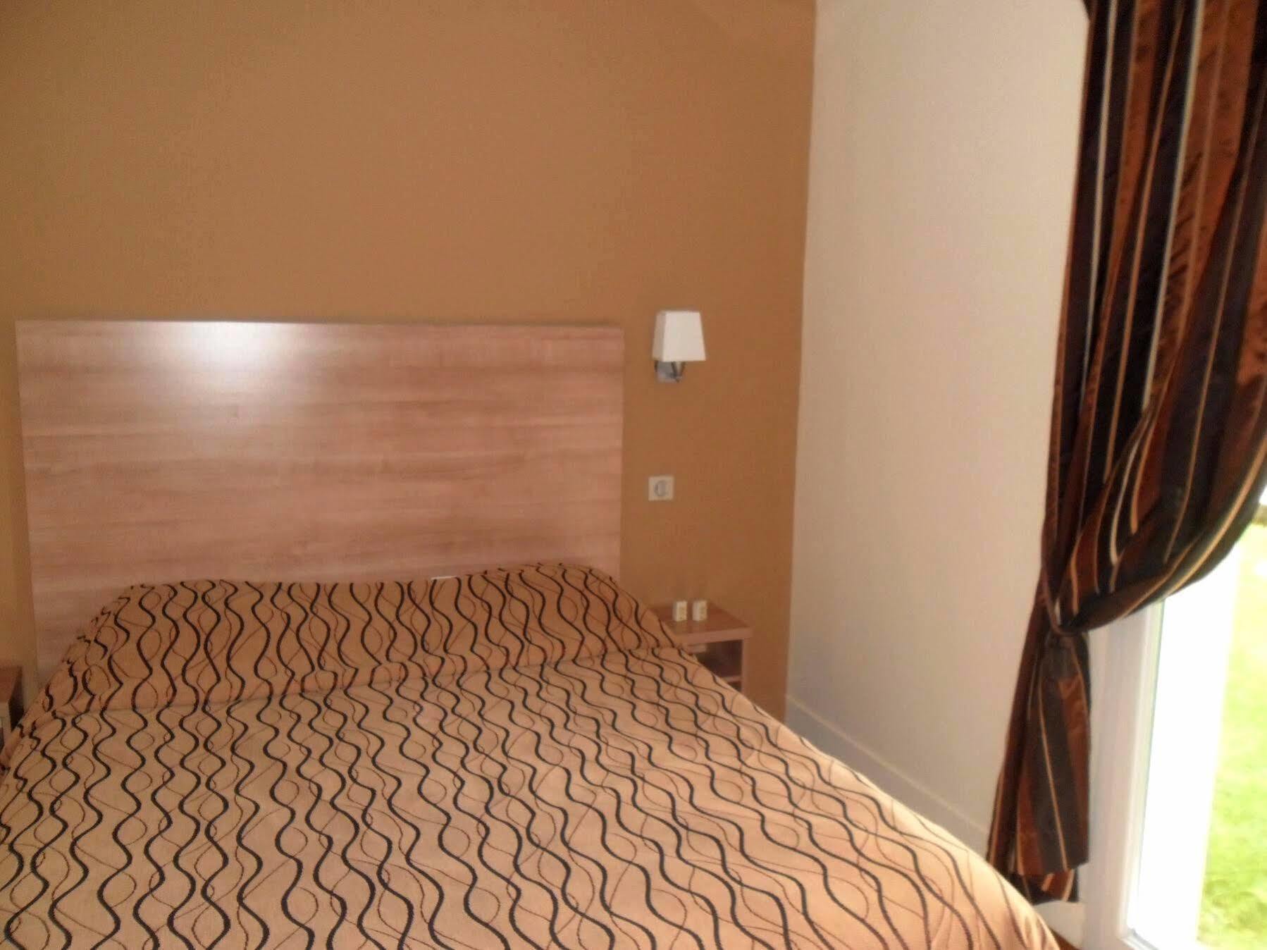 Hotel Logis De La Tour 2*